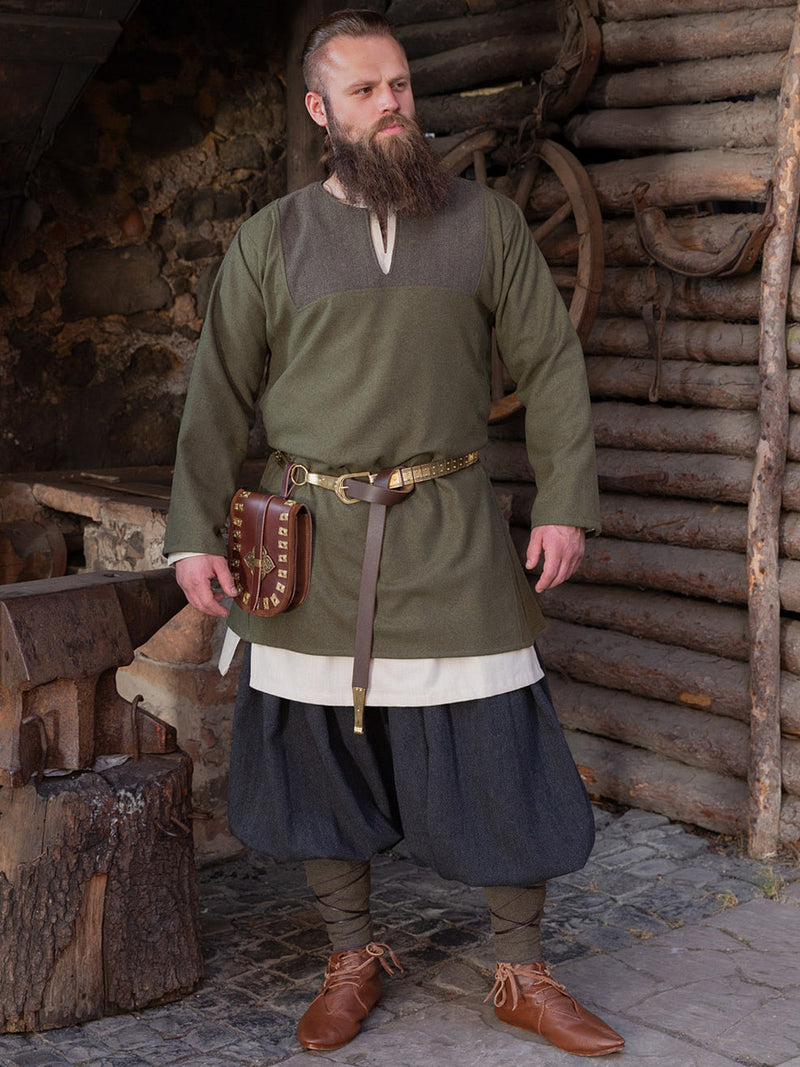 Norse dressed in a brown tunic