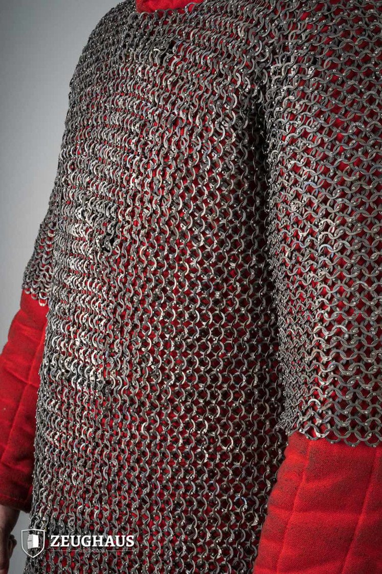Camiseta de malla plana con anillos remachados de titanio de 9 mm.